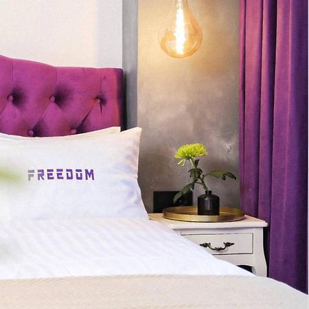 Freedom Apartments In City Center Kiev Esterno foto