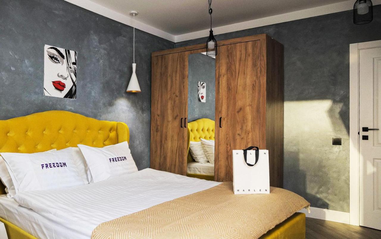 Freedom Apartments In City Center Kiev Esterno foto