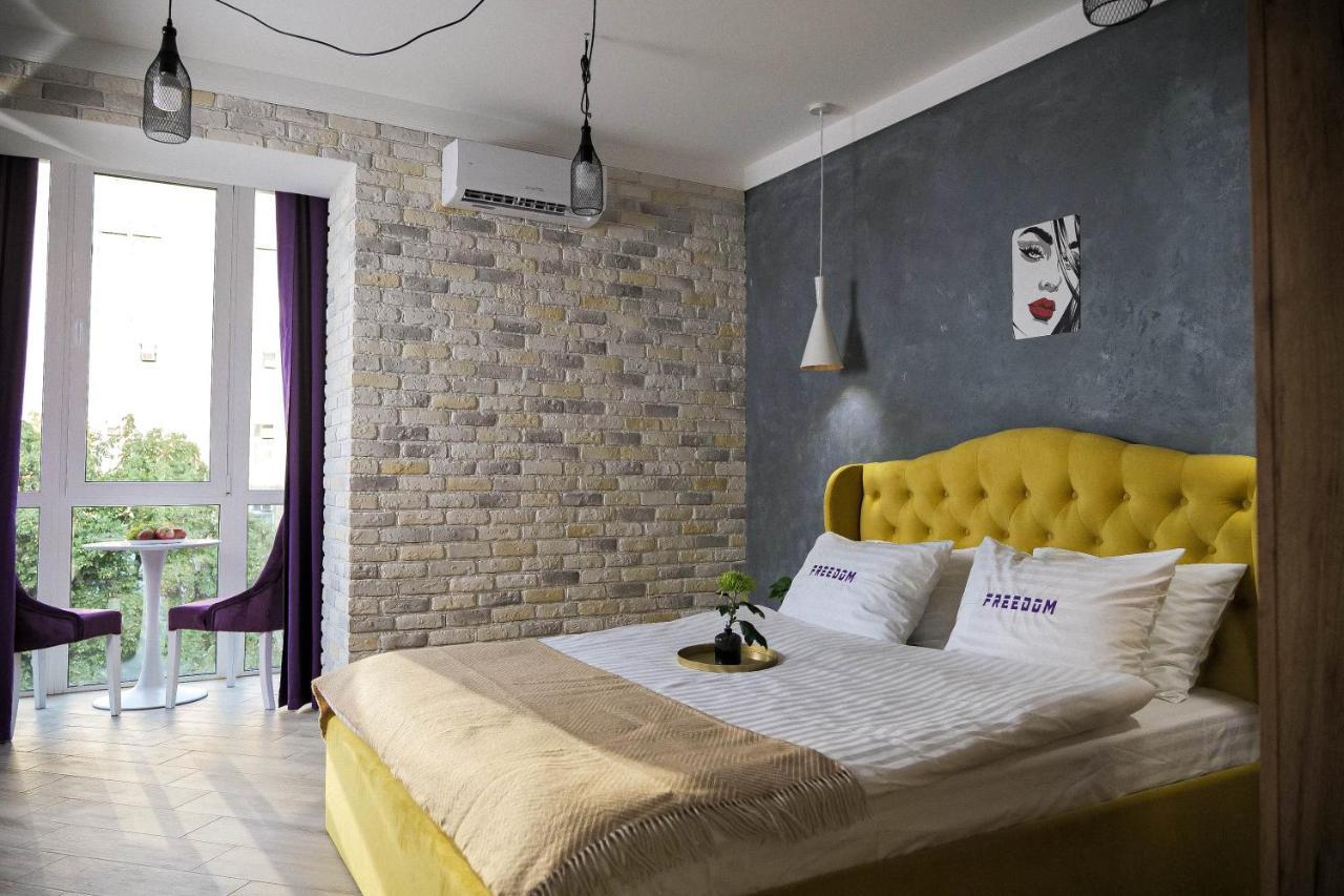 Freedom Apartments In City Center Kiev Esterno foto