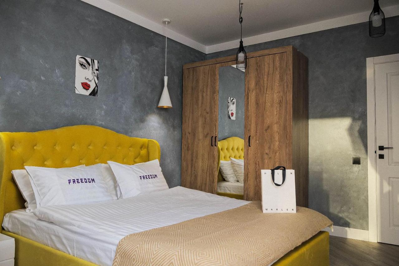 Freedom Apartments In City Center Kiev Esterno foto