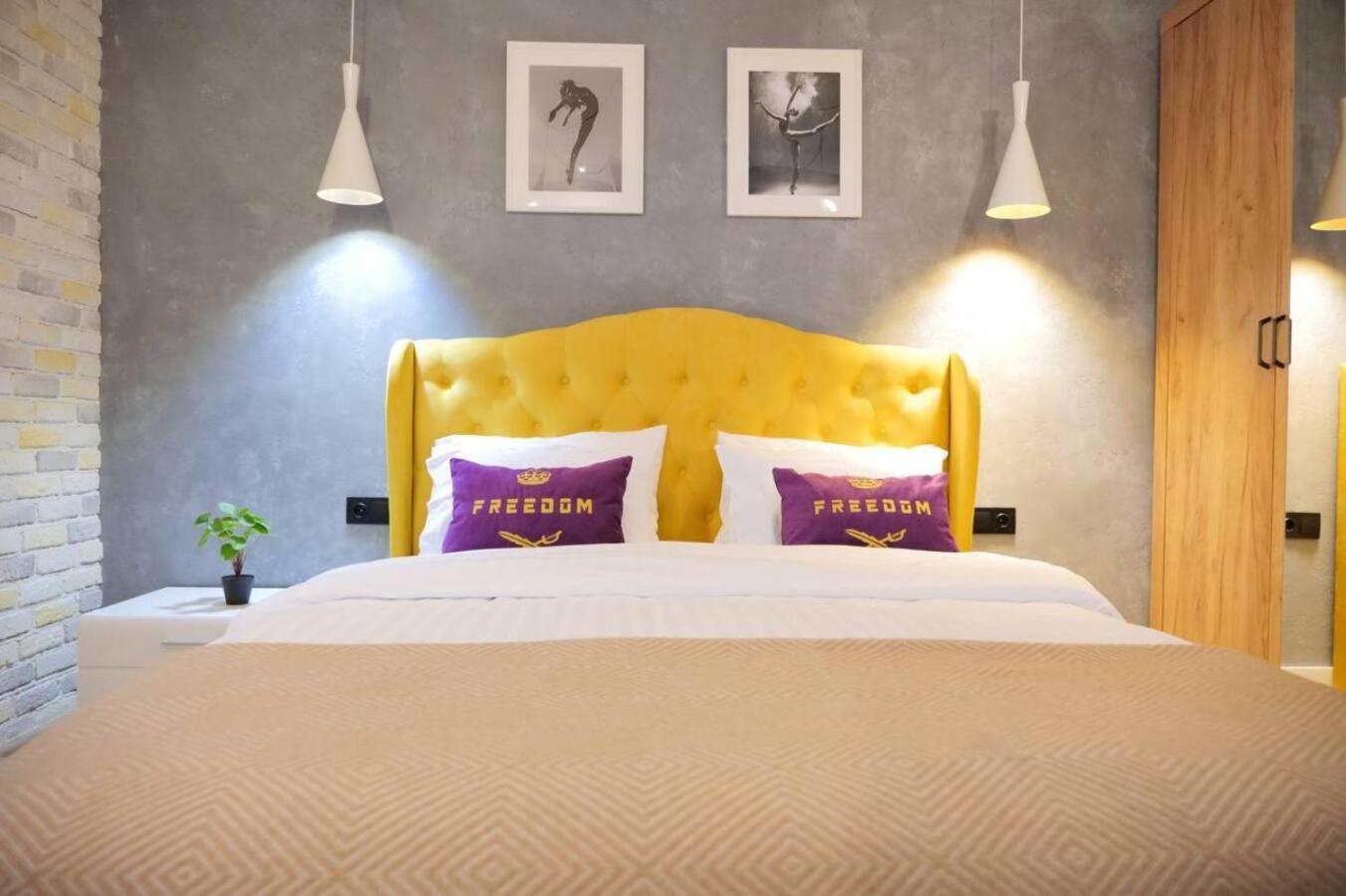 Freedom Apartments In City Center Kiev Esterno foto