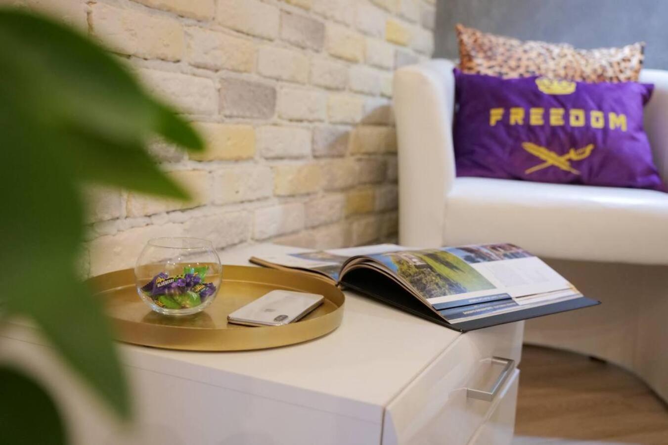 Freedom Apartments In City Center Kiev Esterno foto