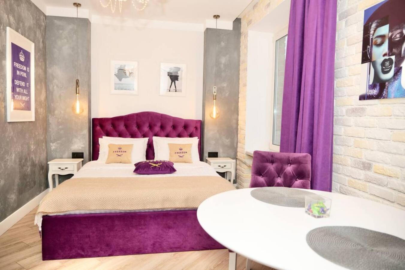 Freedom Apartments In City Center Kiev Esterno foto