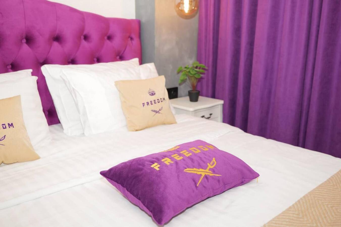 Freedom Apartments In City Center Kiev Esterno foto